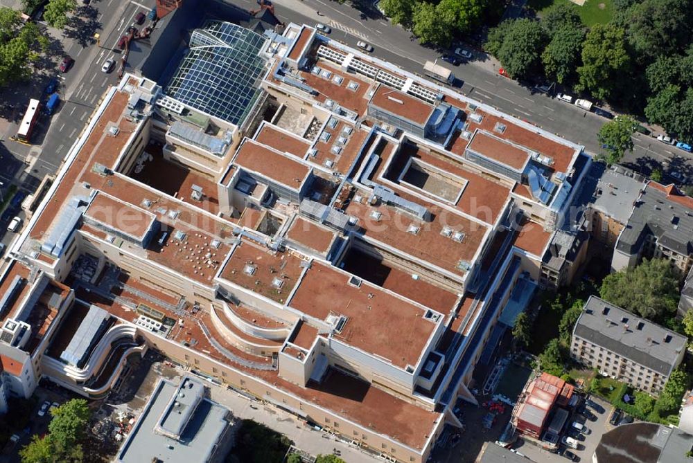 Berlin-Steglitz from above - BERLIN-Steglitz Blick auf das Einkaufszentrum „Das Schloss“ am roten alten Rathaus in der Schloßstraße/Ecke Grunewaldstraße. 200 Millionen Euro hat ein Immobilienfonds der Firma H.F.S. unter Geschäftsführer Harald G. Huth investiert. Bei der Fassade orientierte sich Architekt Manfred Pechthold „an Kaufhäusern des 19. Jahrhunderts“. Außerdem soll das Center zum denkmalgeschützten Rathaus-Altbau passen.