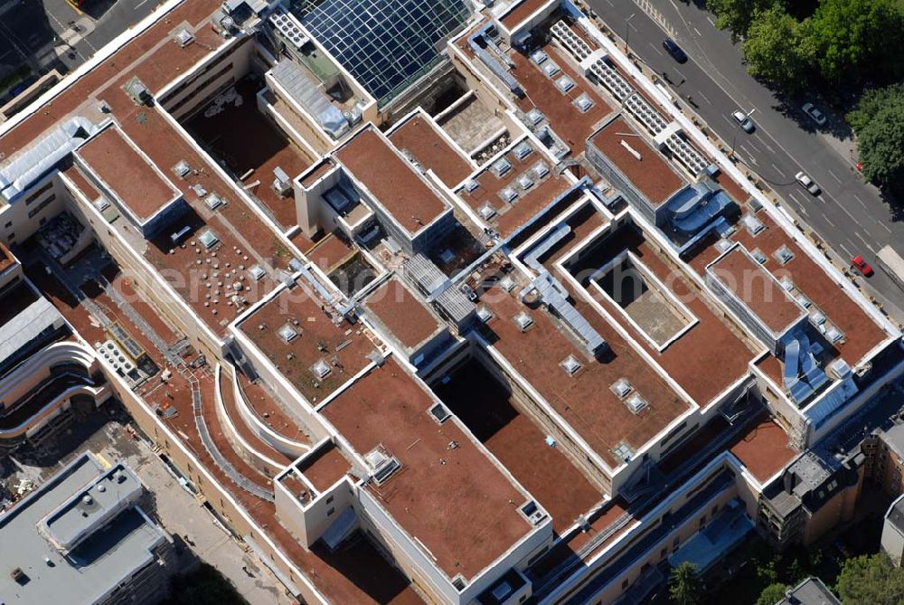 Berlin-Steglitz from the bird's eye view: BERLIN-Steglitz Blick auf das Einkaufszentrum „Das Schloss“ am roten alten Rathaus in der Schloßstraße/Ecke Grunewaldstraße. 200 Millionen Euro hat ein Immobilienfonds der Firma H.F.S. unter Geschäftsführer Harald G. Huth investiert. Bei der Fassade orientierte sich Architekt Manfred Pechthold „an Kaufhäusern des 19. Jahrhunderts“. Außerdem soll das Center zum denkmalgeschützten Rathaus-Altbau passen.