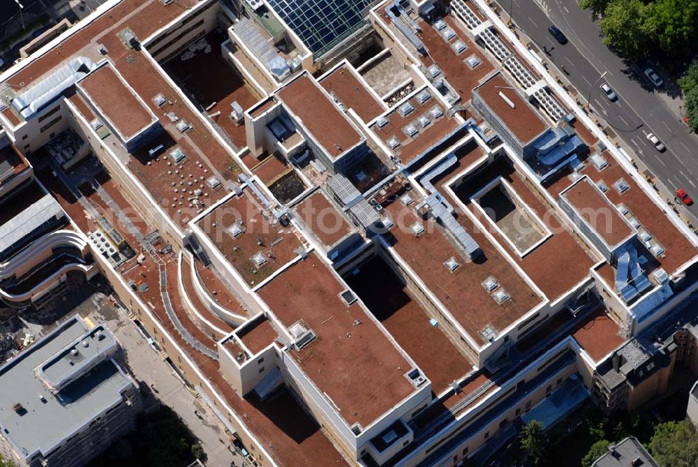 Aerial image Berlin-Steglitz - BERLIN-Steglitz Blick auf das Einkaufszentrum „Das Schloss“ am roten alten Rathaus in der Schloßstraße/Ecke Grunewaldstraße. 200 Millionen Euro hat ein Immobilienfonds der Firma H.F.S. unter Geschäftsführer Harald G. Huth investiert. Bei der Fassade orientierte sich Architekt Manfred Pechthold „an Kaufhäusern des 19. Jahrhunderts“. Außerdem soll das Center zum denkmalgeschützten Rathaus-Altbau passen.