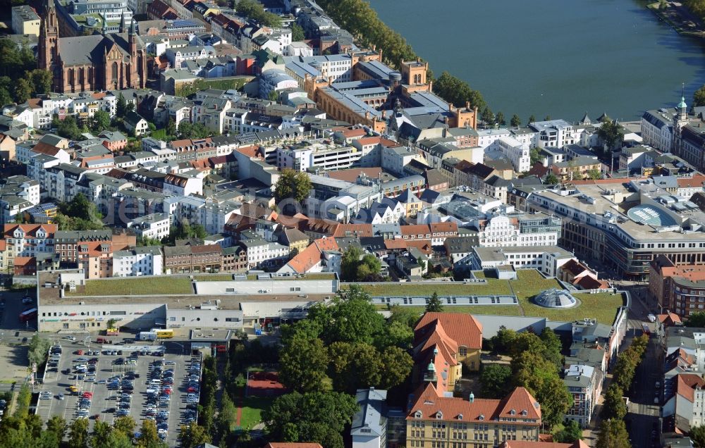 Aerial photograph Schwerin - Cityscape of downtown at the Marienplatz with the shopping center Castle Park Center of the ECE group in Schwerin in Mecklenburg - Western Pomerania