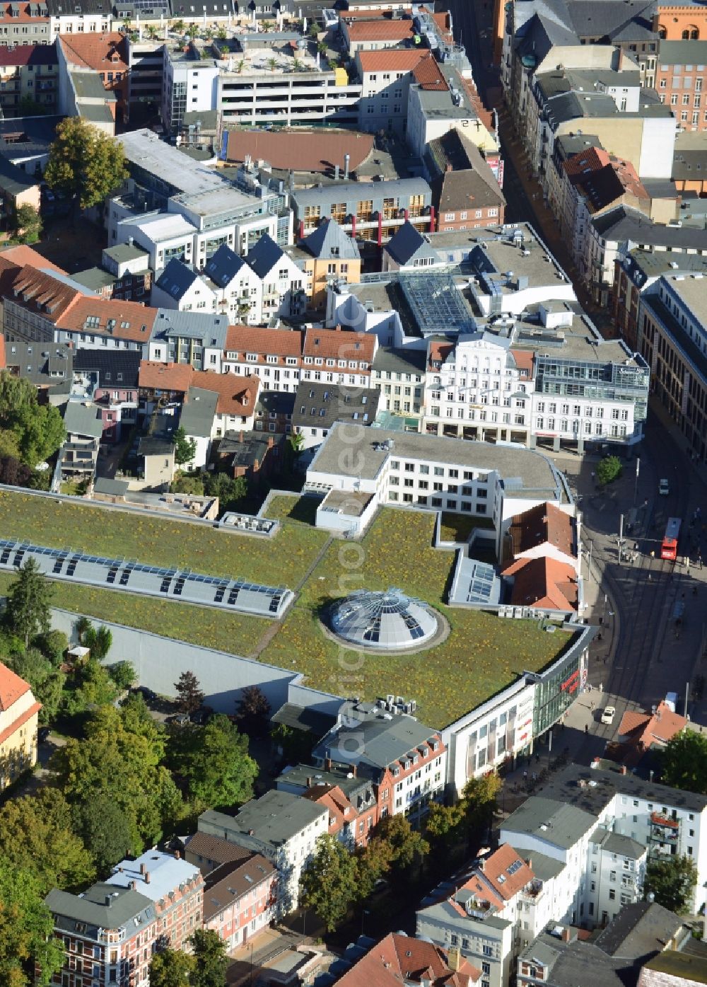 Schwerin from the bird's eye view: Cityscape of downtown at the Marienplatz with the shopping center Castle Park Center of the ECE group in Schwerin in Mecklenburg - Western Pomerania