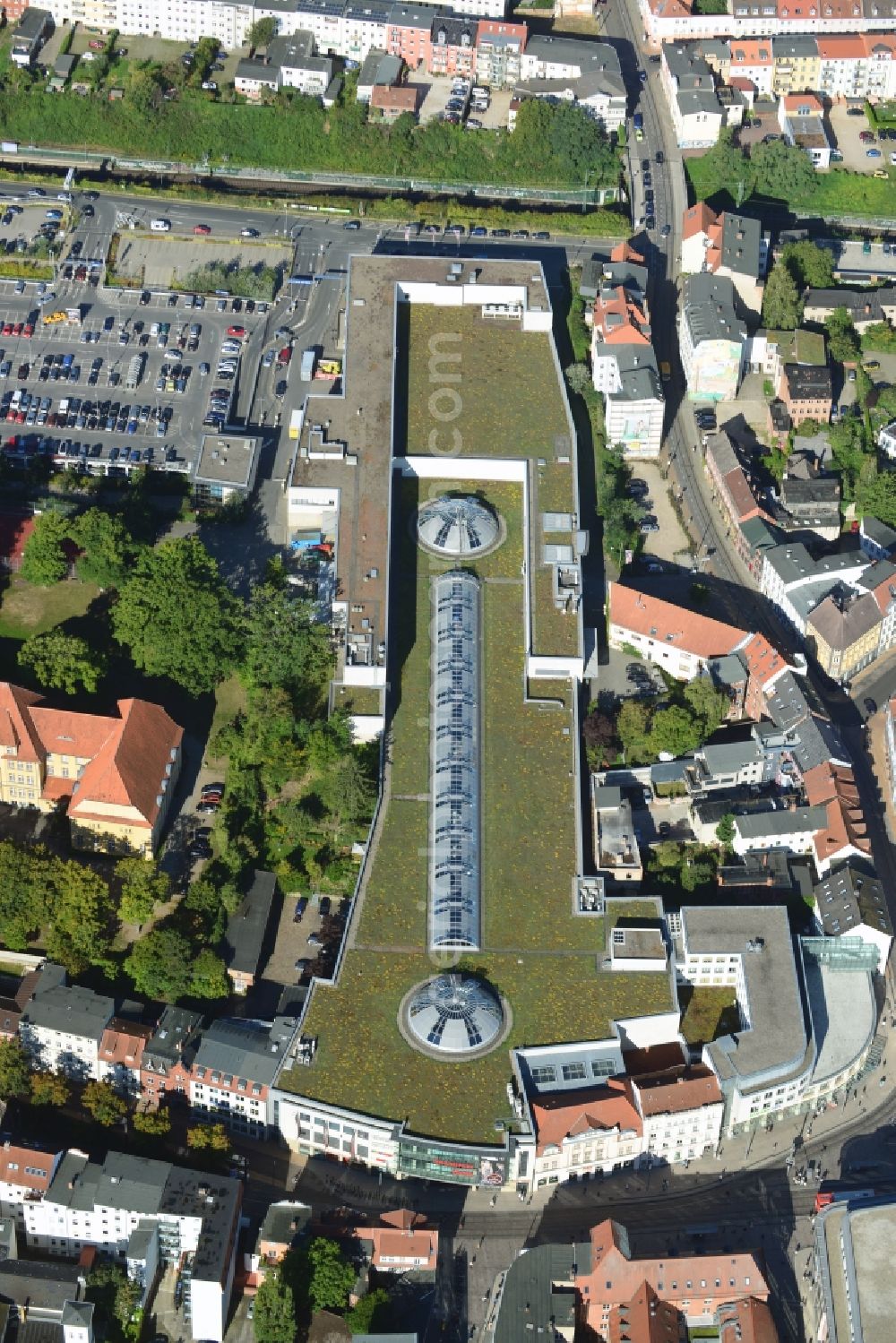 Aerial image Schwerin - Cityscape of downtown at the Marienplatz with the shopping center Castle Park Center of the ECE group in Schwerin in Mecklenburg - Western Pomerania