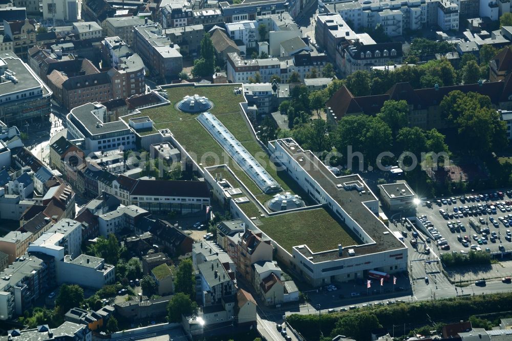 Aerial photograph Schwerin - Cityscape of downtown at the Marienplatz with the shopping center Castle Park Center of the ECE group in Schwerin in Mecklenburg - Western Pomerania