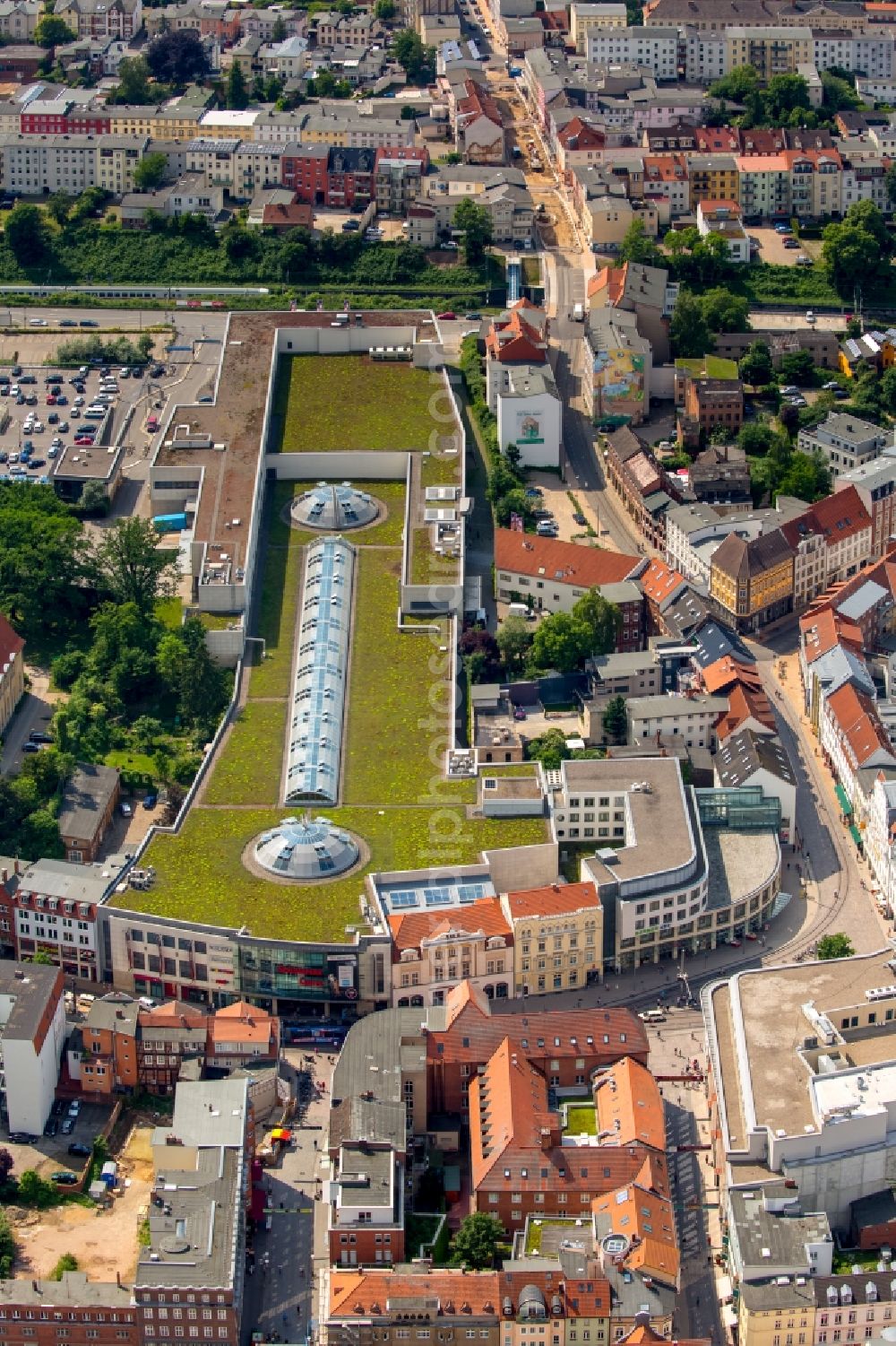 Aerial image Schwerin - Cityscape of downtown at the Marienplatz with the shopping center Castle Park Center of the ECE group in Schwerin in Mecklenburg - Western Pomerania