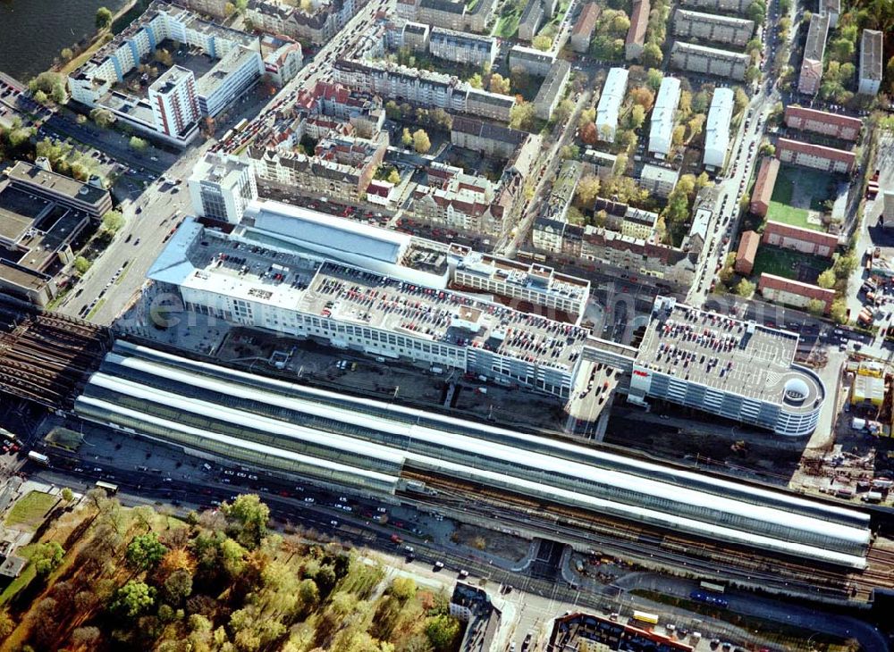 Berlin - Spandau from above - Einkaufszentrum SPANDAUER ARCADEN am Spandauer Bahnhof in Berlin - Spandau.