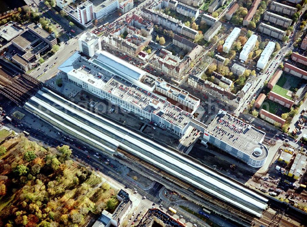 Berlin - Spandau from the bird's eye view: Einkaufszentrum SPANDAUER ARCADEN am Spandauer Bahnhof in Berlin - Spandau.