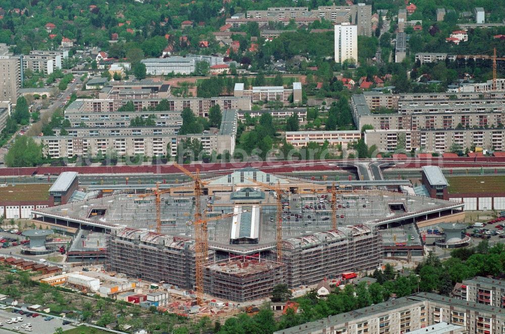 Potsdam from the bird's eye view: The shoppingmall Stern Center in Potsdam-Drewitz