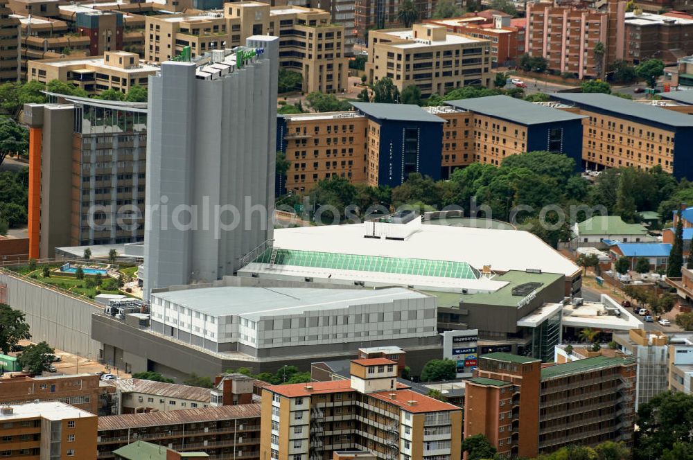 Aerial image Pretoria - Das Einkaufszentrum Sunnypark und das angeschlossene Holiday Inn Express Hotel. The shopping center Sunny Park and the adjoining Holiday Inn Express Hotel.