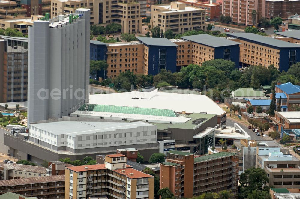 Aerial photograph Pretoria - Das Einkaufszentrum Sunnypark und das angeschlossene Holiday Inn Express Hotel. The shopping center Sunny Park and the adjoining Holiday Inn Express Hotel.