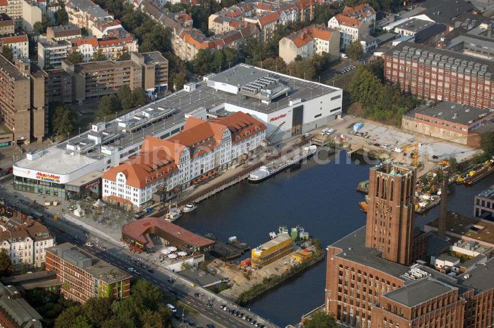 Aerial photograph Berlin - Blick auf das neue Einkaufs-, Freizeit- und Kulturzentrum Tempelhofer Hafen in Berlin nahe dem Ullsteinhaus. Der Neubau wurde in das denkmalgeschützte Gebäude integriert. Die Architekten des Büros West 8 landscape architects sind für den neuen maritimen Flair in Tempelhof verantwortlich. Die IKB Deutsche Industriebank AG setzt das Projekt Tempelhofer Hafen gemeinsam mit der HLG Projektmanagement GmbH um. Kontakt Architekten: West 8 urban design & landscape architectures b.v., Schiehaven 13M, 3024 EC Rotterdam, Tel. +31(0)10 485 5801, Fax +31(0)10 485 6323, Email: west8@west8.nl; Kontakt Centermanagement: Einkaufzentrum Tempelhofer Hafen, Tempelhofer Damm 227, 12099 Berlin, Tel. (0)30 25095049, e-Mail@tempelhofer-hafen.com