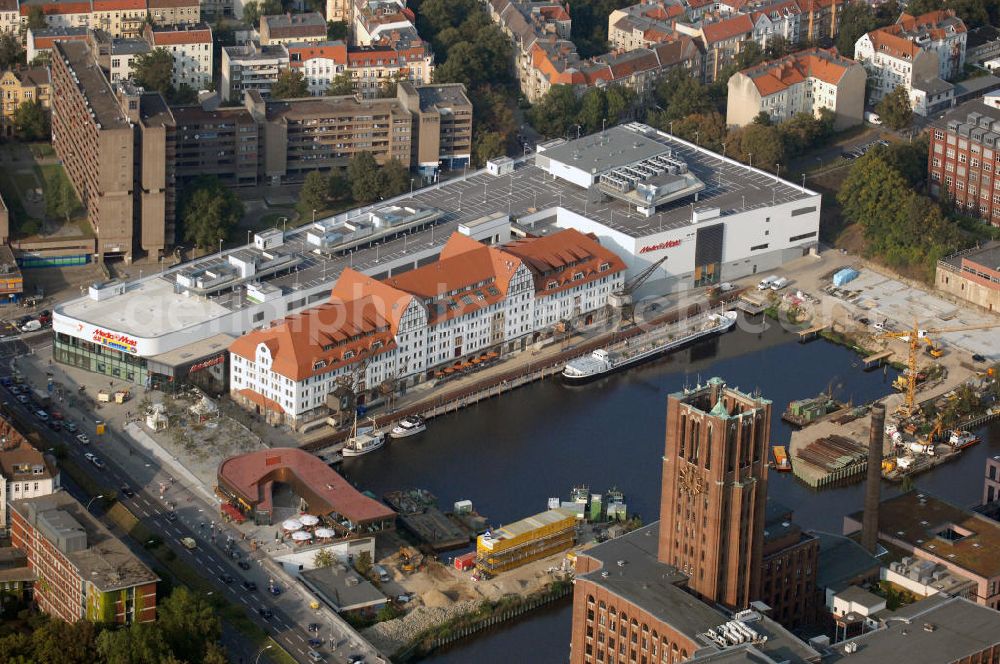 Berlin from above - Blick auf das neue Einkaufs-, Freizeit- und Kulturzentrum Tempelhofer Hafen in Berlin nahe dem Ullsteinhaus. Der Neubau wurde in das denkmalgeschützte Gebäude integriert. Die Architekten des Büros West 8 landscape architects sind für den neuen maritimen Flair in Tempelhof verantwortlich. Die IKB Deutsche Industriebank AG setzt das Projekt Tempelhofer Hafen gemeinsam mit der HLG Projektmanagement GmbH um. Kontakt Architekten: West 8 urban design & landscape architectures b.v., Schiehaven 13M, 3024 EC Rotterdam, Tel. +31(0)10 485 5801, Fax +31(0)10 485 6323, Email: west8@west8.nl; Kontakt Centermanagement: Einkaufzentrum Tempelhofer Hafen, Tempelhofer Damm 227, 12099 Berlin, Tel. (0)30 25095049, e-Mail@tempelhofer-hafen.com