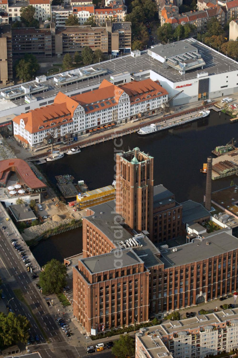 Berlin from the bird's eye view: Blick auf das neue Einkaufs-, Freizeit- und Kulturzentrum Tempelhofer Hafen in Berlin nahe dem Ullsteinhaus. Der Neubau wurde in das denkmalgeschützte Gebäude integriert. Die Architekten des Büros West 8 landscape architects sind für den neuen maritimen Flair in Tempelhof verantwortlich. Die IKB Deutsche Industriebank AG setzt das Projekt Tempelhofer Hafen gemeinsam mit der HLG Projektmanagement GmbH um. Kontakt Architekten: West 8 urban design & landscape architectures b.v., Schiehaven 13M, 3024 EC Rotterdam, Tel. +31(0)10 485 5801, Fax +31(0)10 485 6323, Email: west8@west8.nl; Kontakt Centermanagement: Einkaufzentrum Tempelhofer Hafen, Tempelhofer Damm 227, 12099 Berlin, Tel. (0)30 25095049, e-Mail@tempelhofer-hafen.com