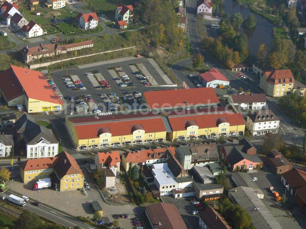 Aerial photograph Tirschenreuth - Einkaufszentrum an der Bahnhofstraße zwischen Mitterteicher Straße und Mühlbühlstraße in Tirschenreuth.