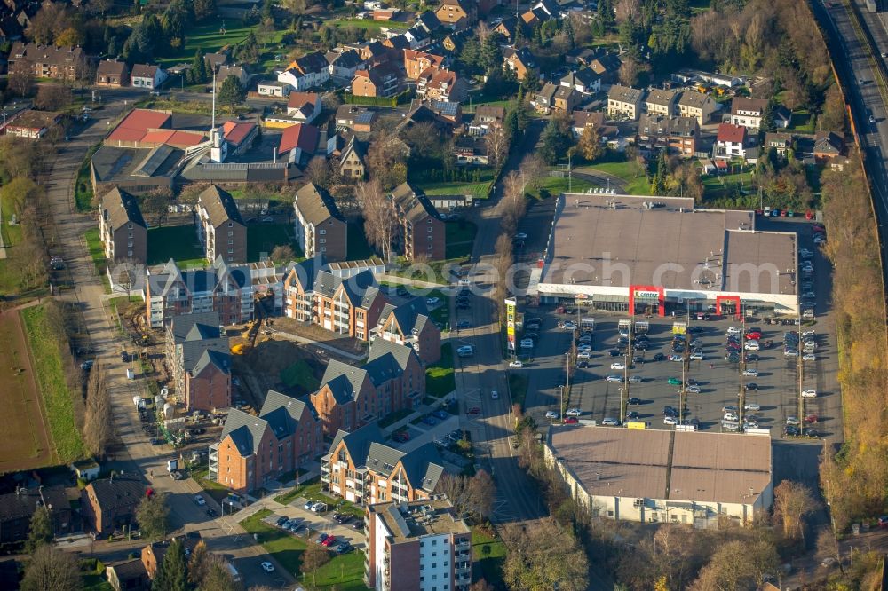 Oberhausen from the bird's eye view: Shopping mall along federal motorway A 516 in Oberhausen in the state of North Rhine-Westphalia