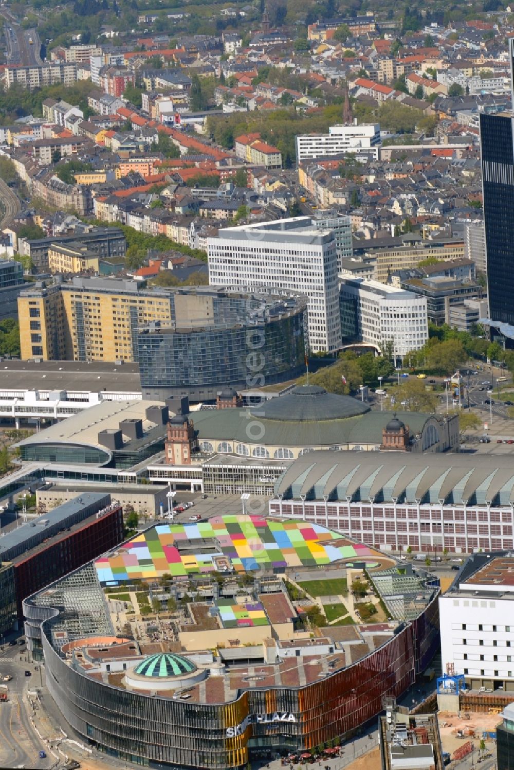 Frankfurt am Main from above - Shopping center of the building complex Skyline Plaza in Frankfurt am Main. The building was developed by the specialized shopping centers ECE Group and CA Immo. It was built by the Max Boegl Bauunternehmung GmbH & Co. KG in cooperation with BAM Germany. The architects Jourdan and Mueller planned next to the undulating facade of five-storey building and Frankfurt's biggest beer garden on the roof of the shopping center