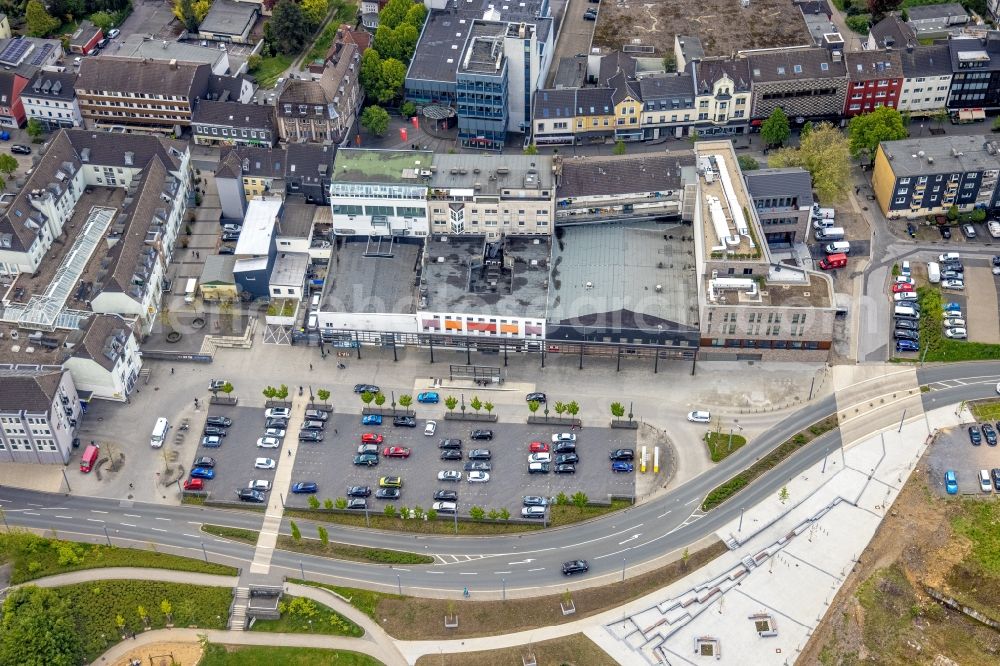 Heiligenhaus from the bird's eye view: Building of the shopping center at Basildonplatz along the Hauptstrasse in Heiligenhaus at Ruhrgebiet in the state North Rhine-Westphalia, Germany