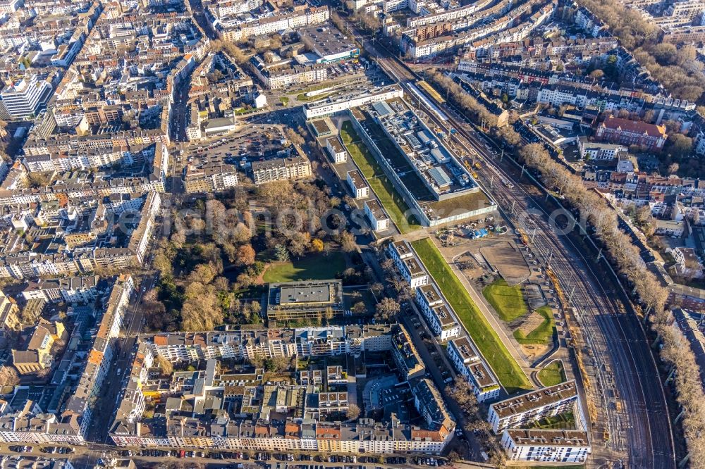 Düsseldorf from the bird's eye view: Building of the shopping center Duesseldorf Arcaden on the Bachstrasse in the district Unterbilk in Duesseldorf at Ruhrgebiet in the state North Rhine-Westphalia, Germany