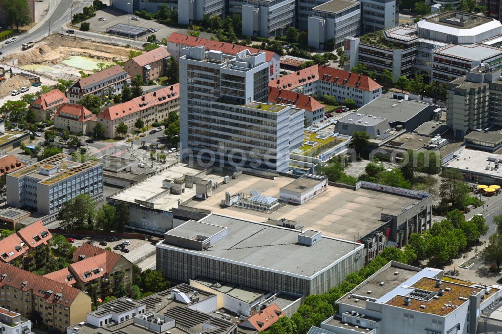 Aerial image Erlangen - Building of the shopping center Einkaufszentrum Neuer Markt Erlangen and the town hall on place Rathausplatz in Erlangen in the state Bavaria, Germany