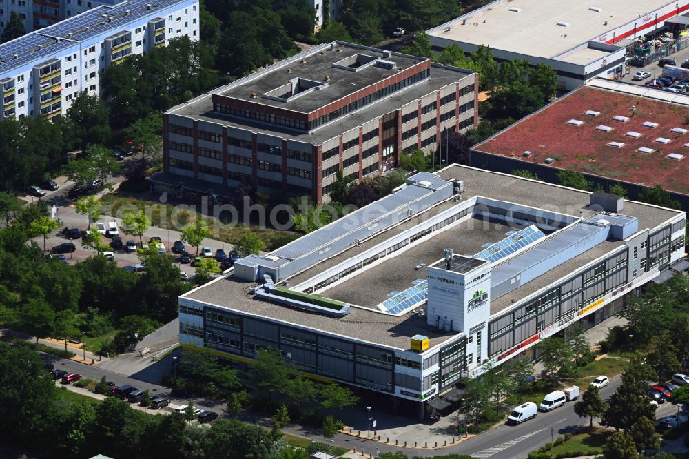 Aerial photograph Berlin - Building of the shopping center Forum Kienberg on street Neue Grottkauer Strasse in the district Hellersdorf in Berlin, Germany