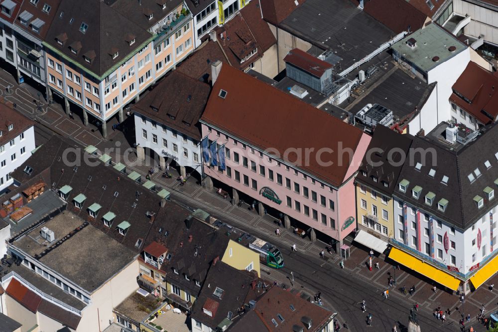 Aerial photograph Freiburg im Breisgau - Building of the shopping center GALERIA Freiburg on Bertoldsbrunnen on street Kaiser-Joseph-Strasse in the district Altstadt in Freiburg im Breisgau in the state Baden-Wuerttemberg, Germany