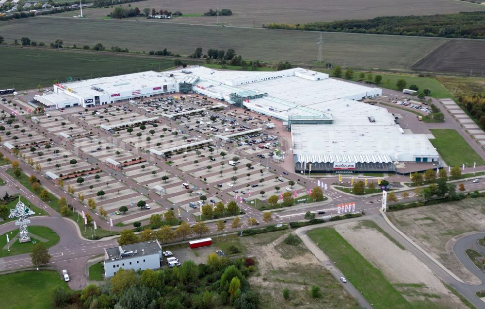 Landsberg from the bird's eye view: Building of the shopping center Halle Center on street Saarbruecker Strasse in the district Peissen in Landsberg in the state Saxony-Anhalt, Germany