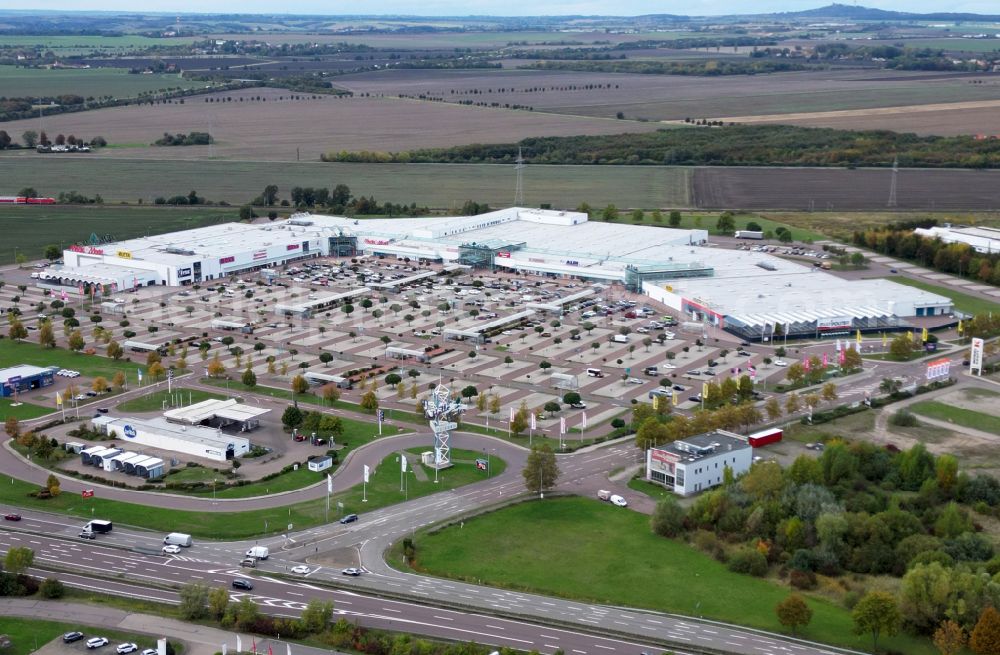 Aerial image Landsberg - Building of the shopping center Halle Center on street Saarbruecker Strasse in the district Peissen in Landsberg in the state Saxony-Anhalt, Germany