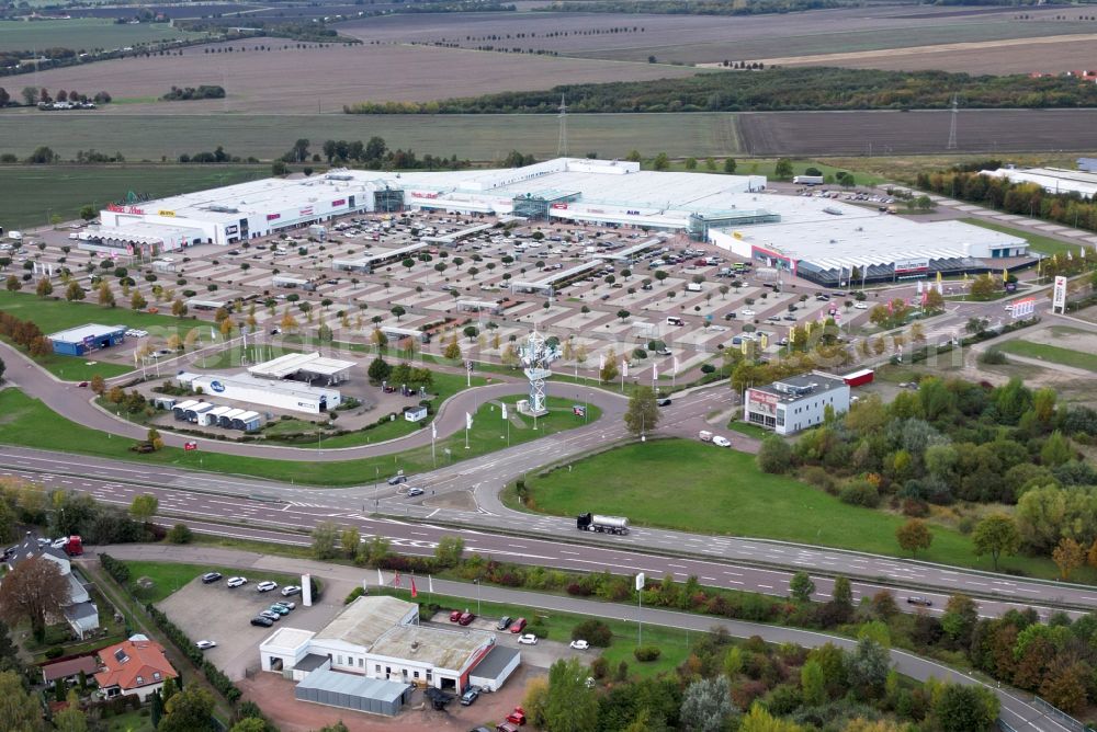 Aerial photograph Landsberg - Building of the shopping center Halle Center on street Saarbruecker Strasse in the district Peissen in Landsberg in the state Saxony-Anhalt, Germany