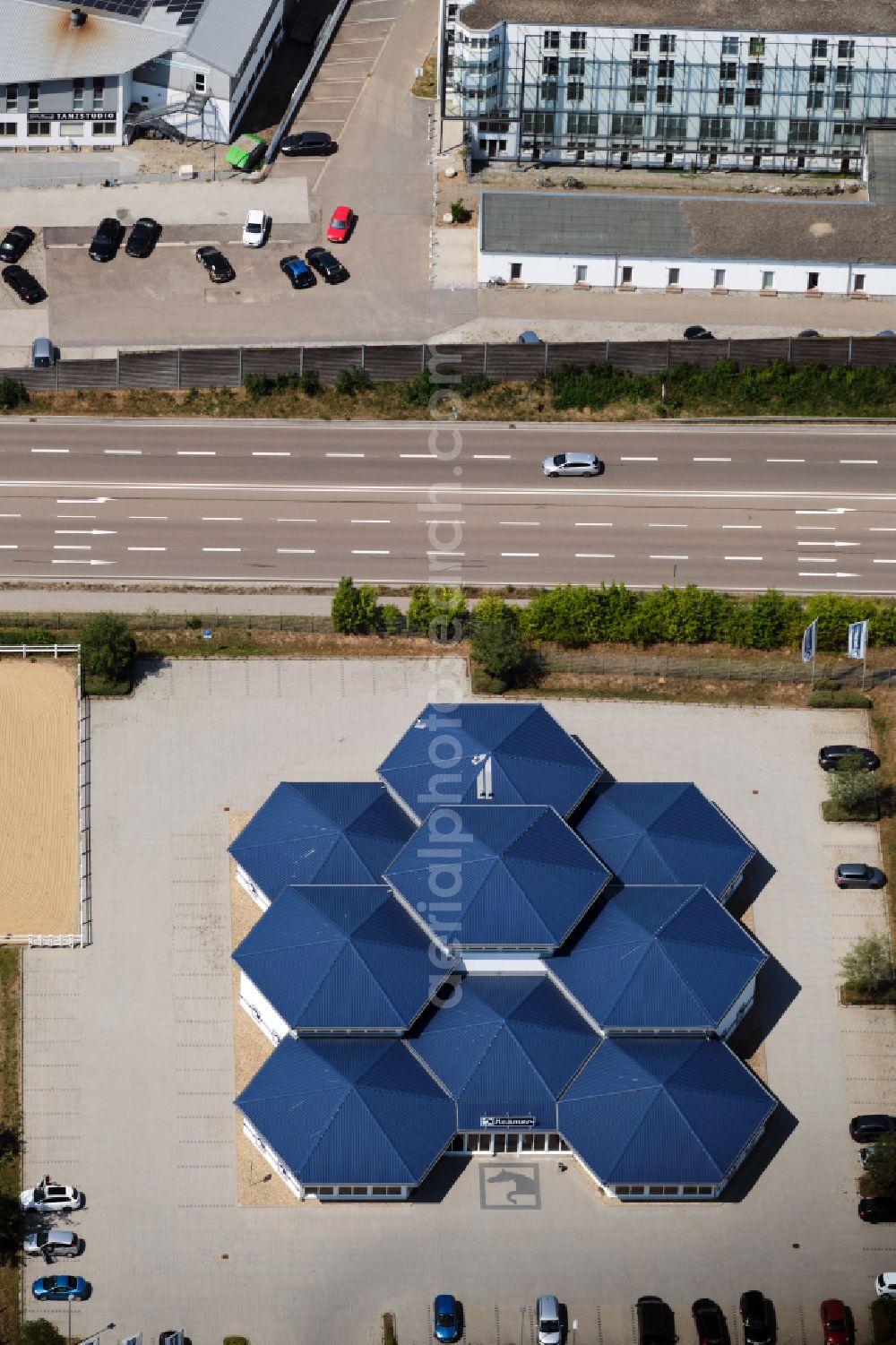 Aerial photograph Pentling - Building of the shopping center Kraemer MEGA STORE on street Ammerholz in the district Niedergebraching in Pentling in the state Bavaria, Germany