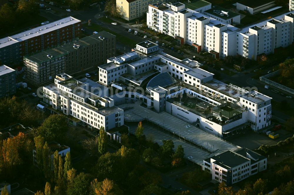 Aerial image Berlin - Building of the shopping center Neumann Forum on street Neumannstrasse in the district Pankow in Berlin, Germany