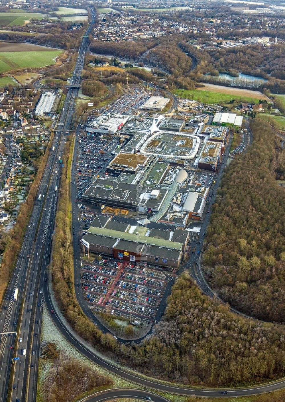 Aerial photograph Bochum - Building of the shopping center Ruhrpark Bochum in the district Harpen in Bochum at Ruhrgebiet in the state North Rhine-Westphalia, Germany