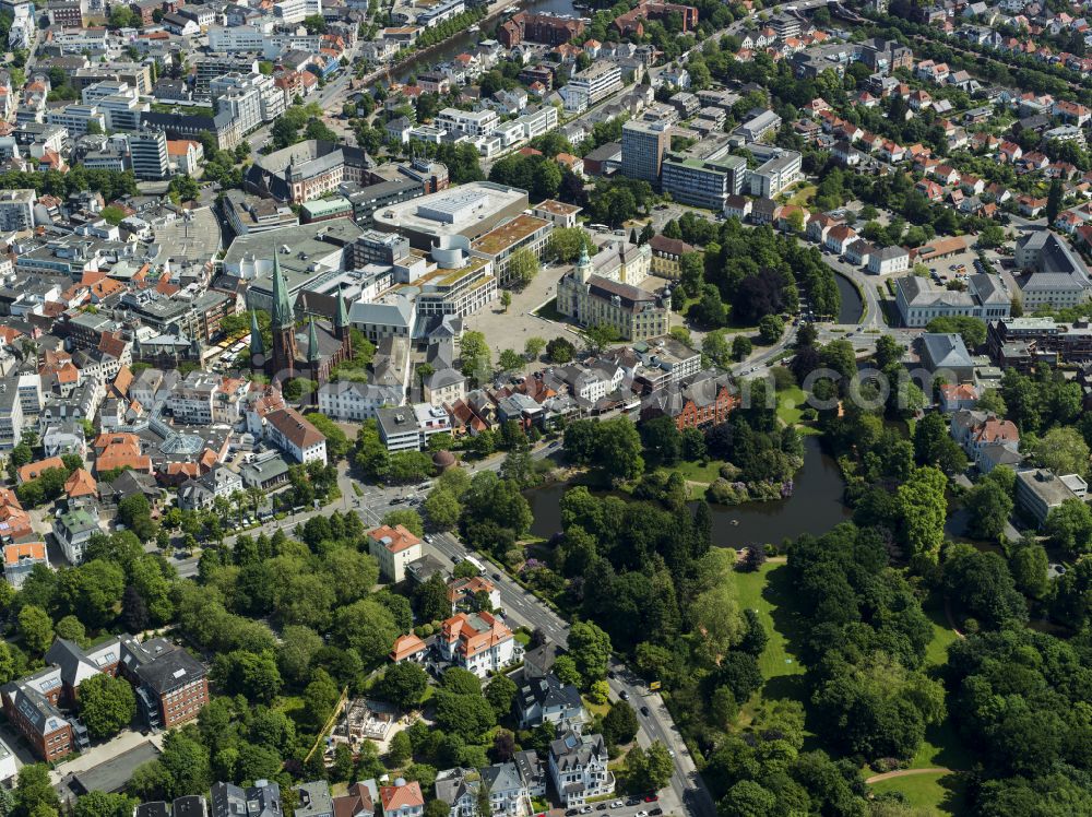 Aerial photograph Oldenburg - Building of the shopping center Schlosshoefe Oldenburg on place Schlossplatz - Parkanlage Schlossgarten in Oldenburg in the state Lower Saxony, Germany