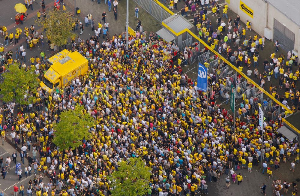 Aerial photograph Dortmund - Einlaßkontrolle / Fanzugang beim Fußballspiel BVB gegen Hertha BSC im Borusseum , dem Stadion Signal Iduna Park in Dortmund. Reception / championship celebration for the football team of Borussia Dortmund on Borusseum, the Signal Iduna Park Stadium.