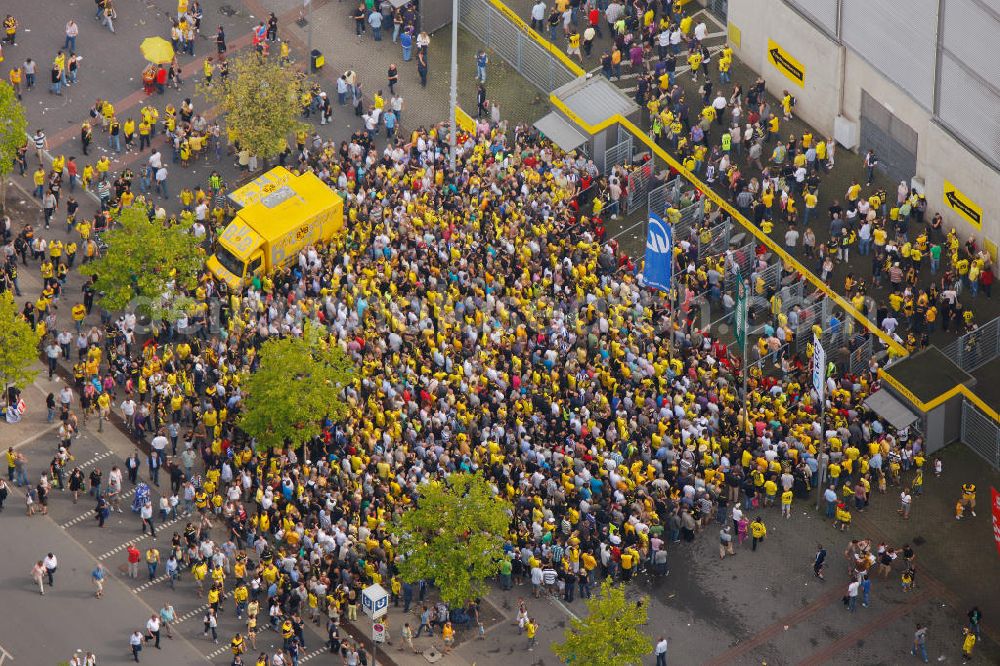 Dortmund from above - Einlaßkontrolle / Fanzugang beim Fußballspiel BVB gegen Hertha BSC im Borusseum , dem Stadion Signal Iduna Park in Dortmund. Reception / championship celebration for the football team of Borussia Dortmund on Borusseum, the Signal Iduna Park Stadium.