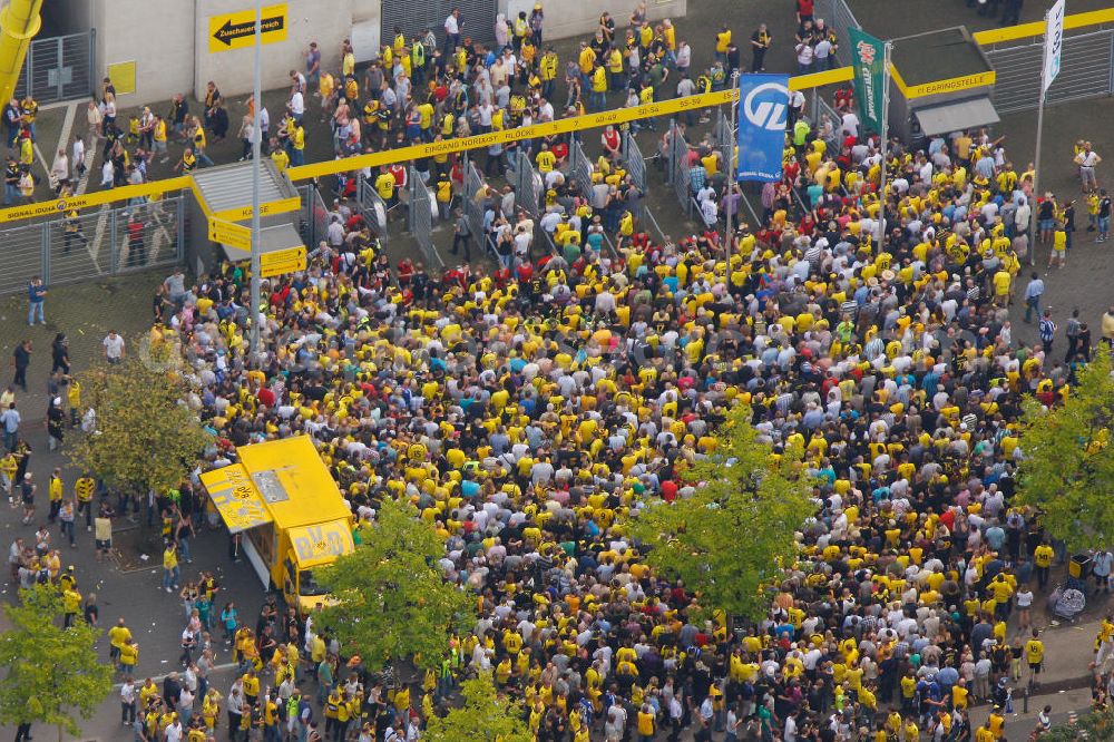 Dortmund from the bird's eye view: Einlaßkontrolle / Fanzugang beim Fußballspiel BVB gegen Hertha BSC im Borusseum , dem Stadion Signal Iduna Park in Dortmund. Reception / championship celebration for the football team of Borussia Dortmund on Borusseum, the Signal Iduna Park Stadium.