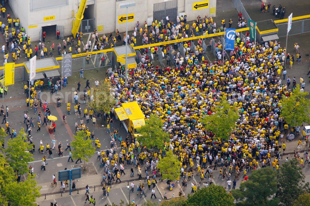 Aerial image Dortmund - Einlaßkontrolle / Fanzugang beim Fußballspiel BVB gegen Hertha BSC im Borusseum , dem Stadion Signal Iduna Park in Dortmund. Reception / championship celebration for the football team of Borussia Dortmund on Borusseum, the Signal Iduna Park Stadium.