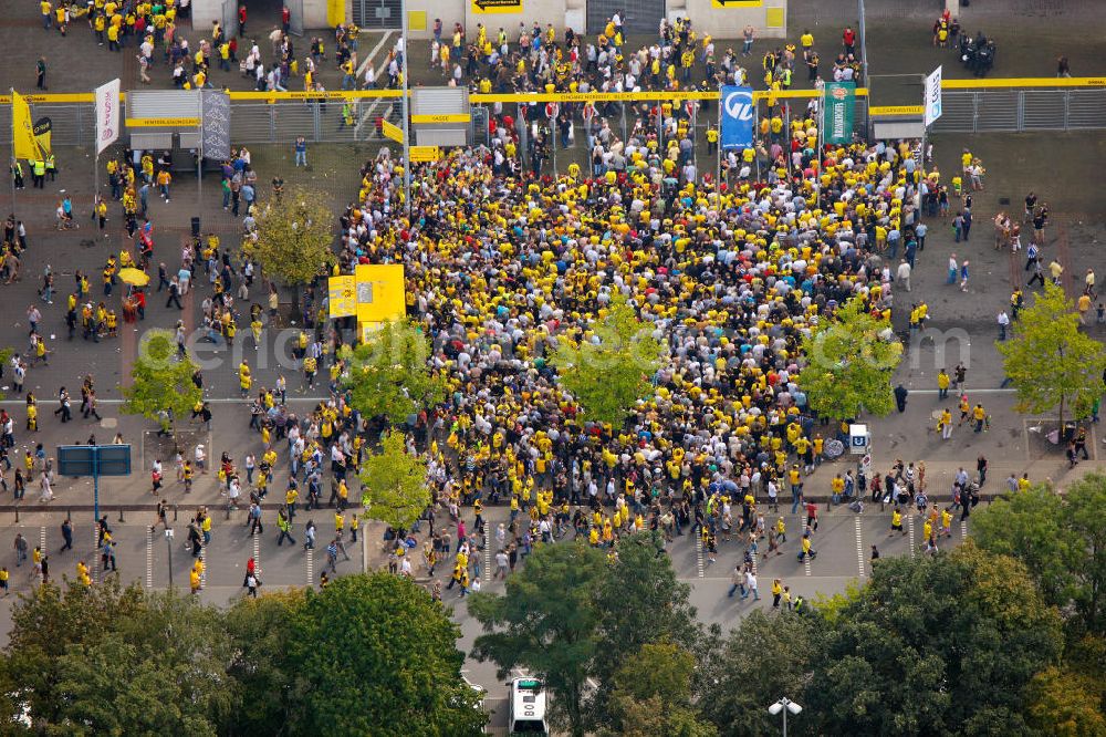 Aerial photograph Dortmund - Einlaßkontrolle / Fanzugang beim Fußballspiel BVB gegen Hertha BSC im Borusseum , dem Stadion Signal Iduna Park in Dortmund. Reception / championship celebration for the football team of Borussia Dortmund on Borusseum, the Signal Iduna Park Stadium.