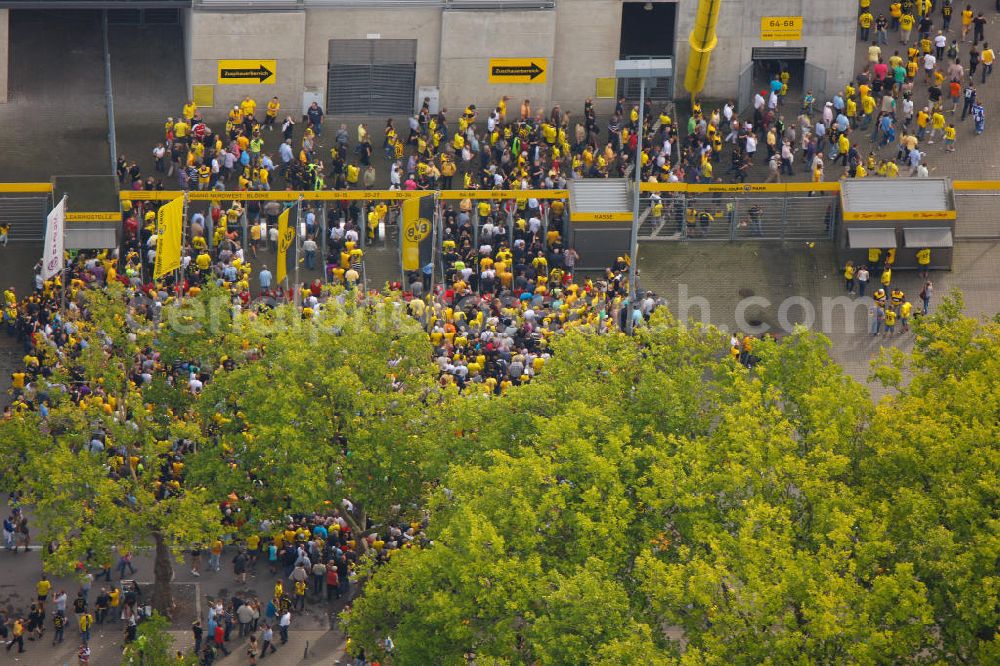 Dortmund from above - Einlaßkontrolle / Fanzugang beim Fußballspiel BVB gegen Hertha BSC im Borusseum , dem Stadion Signal Iduna Park in Dortmund. Reception / championship celebration for the football team of Borussia Dortmund on Borusseum, the Signal Iduna Park Stadium.