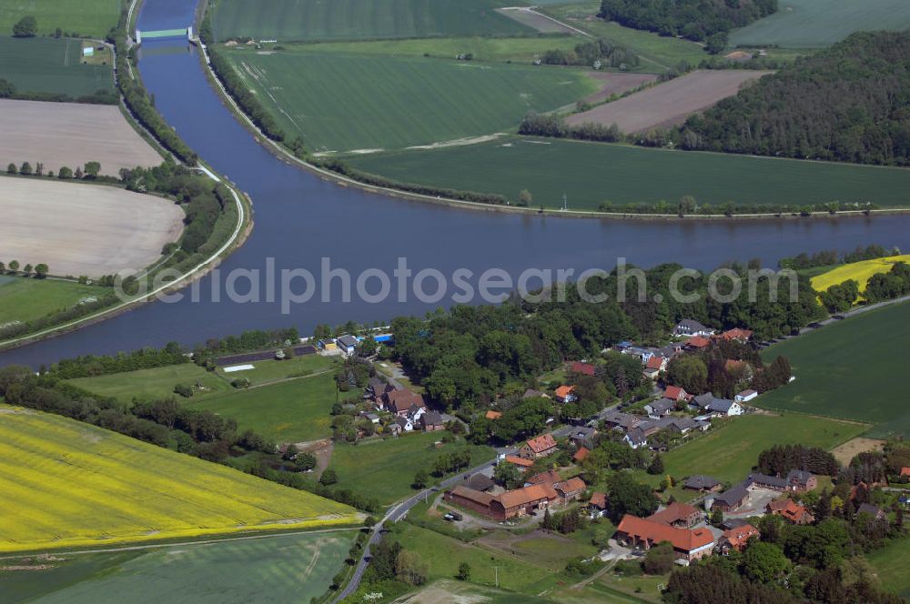 Edesbüttel from above - Blick auf die Einmündung des Elbe-Seitenkanal in den Mittellandkanal bei Edesbüttel in Niedersachsen. Der Elbe-Seitenkanal wurde im Juni 1976 eröffnet und dient seit dem der Schifffahrt. Sein Nutzen besteht darin die Niedrigwasserperioden der Elbe zu umgehen. Die Erbauung des Mittellandkanals begann 1906 und wurde und wird im Laufe der Jahre ständig erweitert. Mit seinen 325,7 Kilometern ist er die längste, künstliche Wasserstraße Deutschlands. Bei Edesbüttel geht der Elbe-Seitenkanal in den Mittellandkanal über was die Region für Besucher sehr reizvoll macht.