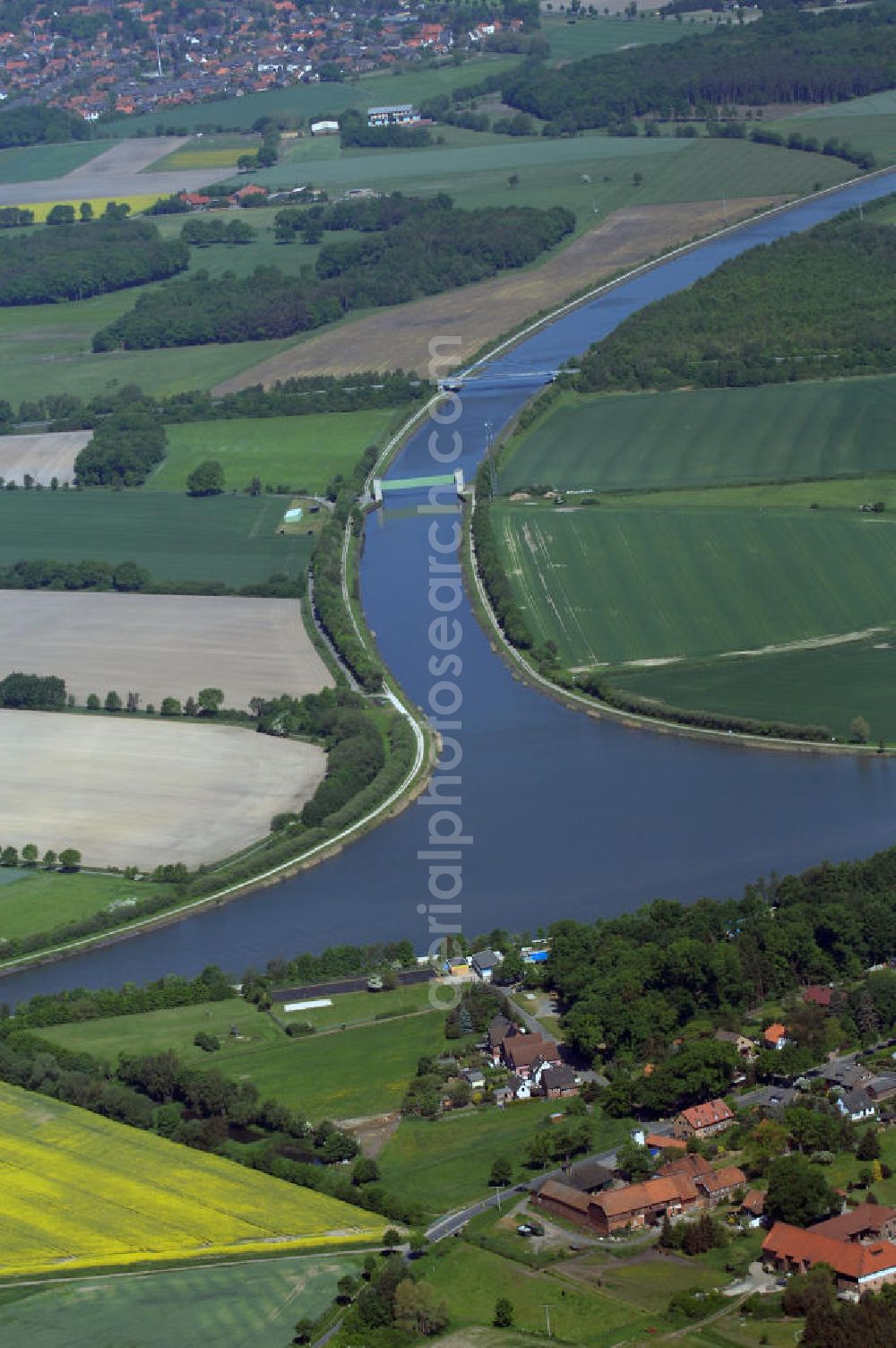 Edesbüttel from the bird's eye view: Blick auf die Einmündung des Elbe-Seitenkanal in den Mittellandkanal bei Edesbüttel in Niedersachsen. Der Elbe-Seitenkanal wurde im Juni 1976 eröffnet und dient seit dem der Schifffahrt. Sein Nutzen besteht darin die Niedrigwasserperioden der Elbe zu umgehen. Die Erbauung des Mittellandkanals begann 1906 und wurde und wird im Laufe der Jahre ständig erweitert. Mit seinen 325,7 Kilometern ist er die längste, künstliche Wasserstraße Deutschlands. Bei Edesbüttel geht der Elbe-Seitenkanal in den Mittellandkanal über was die Region für Besucher sehr reizvoll macht.