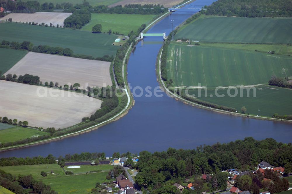 Aerial image Edesbüttel - Blick auf die Einmündung des Elbe-Seitenkanal in den Mittellandkanal bei Edesbüttel in Niedersachsen. Der Elbe-Seitenkanal wurde im Juni 1976 eröffnet und dient seit dem der Schifffahrt. Sein Nutzen besteht darin die Niedrigwasserperioden der Elbe zu umgehen. Die Erbauung des Mittellandkanals begann 1906 und wurde und wird im Laufe der Jahre ständig erweitert. Mit seinen 325,7 Kilometern ist er die längste, künstliche Wasserstraße Deutschlands. Bei Edesbüttel geht der Elbe-Seitenkanal in den Mittellandkanal über was die Region für Besucher sehr reizvoll macht.