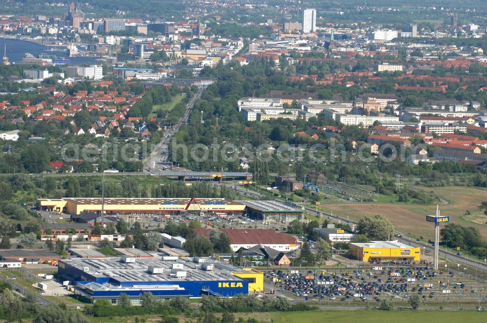 Rostock from above - Blick auf das erste in Mecklenburg-Vorpommern errichtete Einrichtungshaus der IKEA Deutschland GmbH & Co. KG ROSTOCK an der Messestraße 25 in 18069 Rostock. Mittlereile gibt es über 41 weitere Einrichtungshäuser in ganz Deutschland.