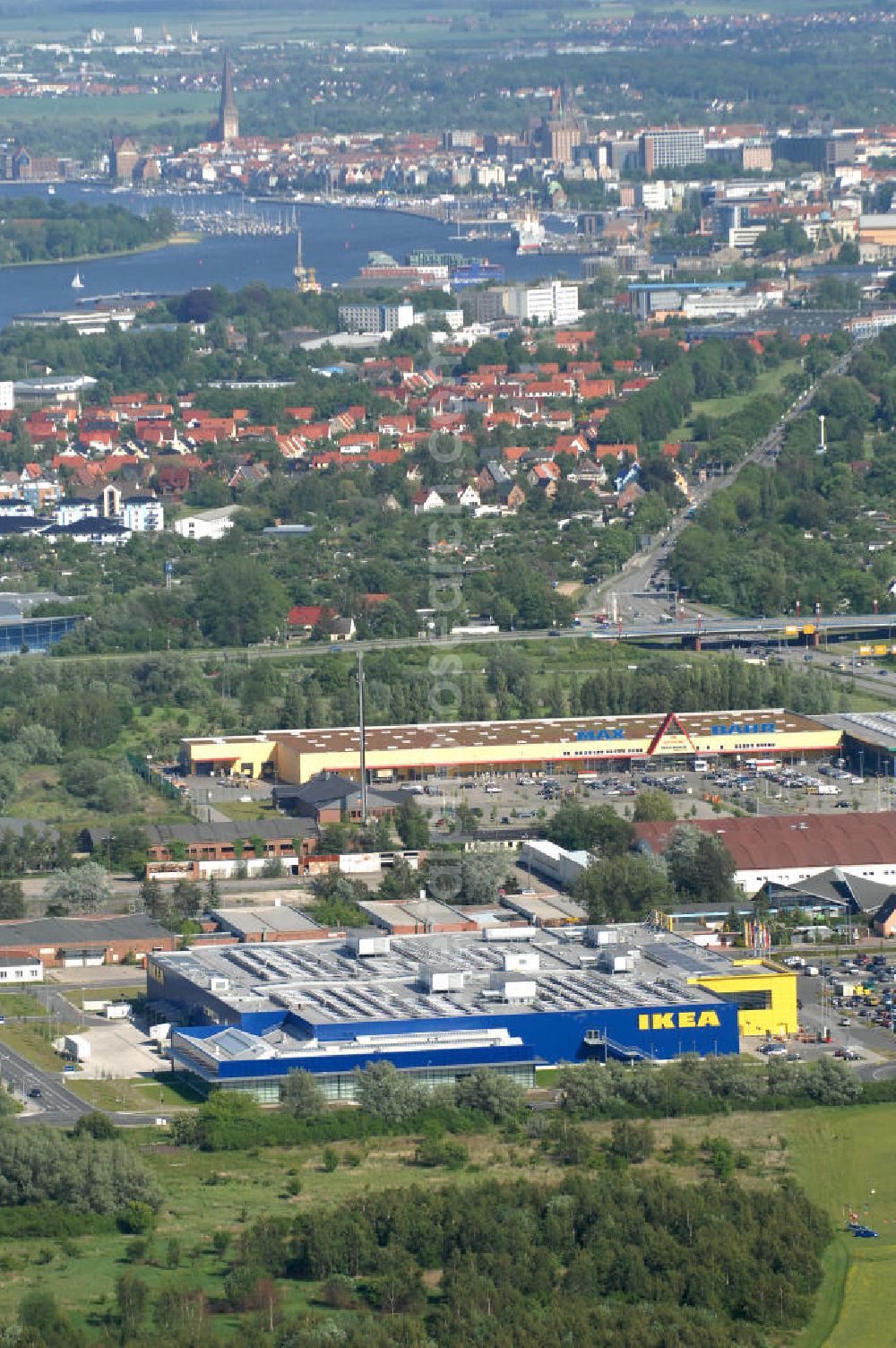 Rostock from the bird's eye view: Blick auf das erste in Mecklenburg-Vorpommern errichtete Einrichtungshaus der IKEA Deutschland GmbH & Co. KG ROSTOCK an der Messestraße 25 in 18069 Rostock. Mittlereile gibt es über 41 weitere Einrichtungshäuser in ganz Deutschland.