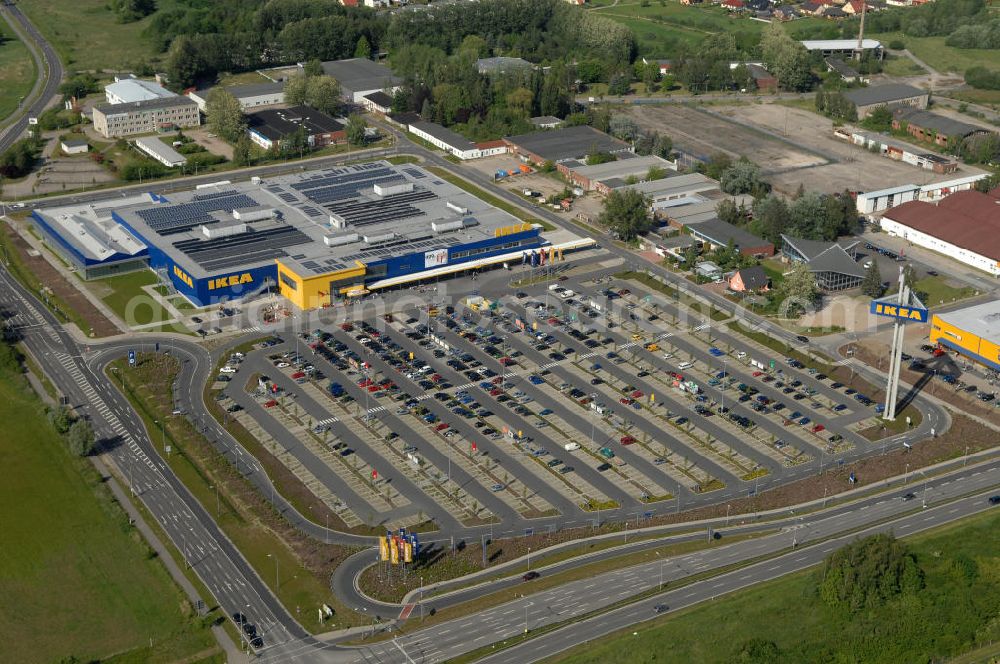 Rostock from above - Blick auf das erste in Mecklenburg-Vorpommern errichtete Einrichtungshaus der IKEA Deutschland GmbH & Co. KG ROSTOCK an der Messestraße 25 in 18069 Rostock. Mittlereile gibt es über 41 weitere Einrichtungshäuser in ganz Deutschland.