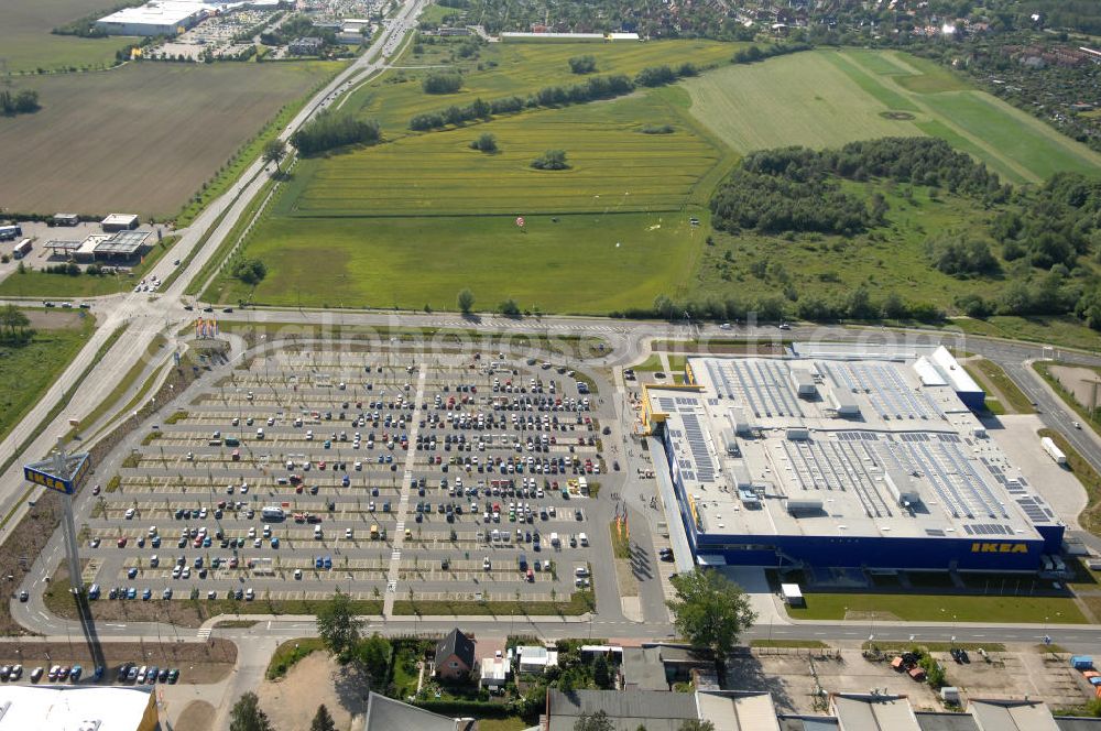 Rostock from above - Blick auf das erste in Mecklenburg-Vorpommern errichtete Einrichtungshaus der IKEA Deutschland GmbH & Co. KG ROSTOCK an der Messestraße 25 in 18069 Rostock. Mittlereile gibt es über 41 weitere Einrichtungshäuser in ganz Deutschland.