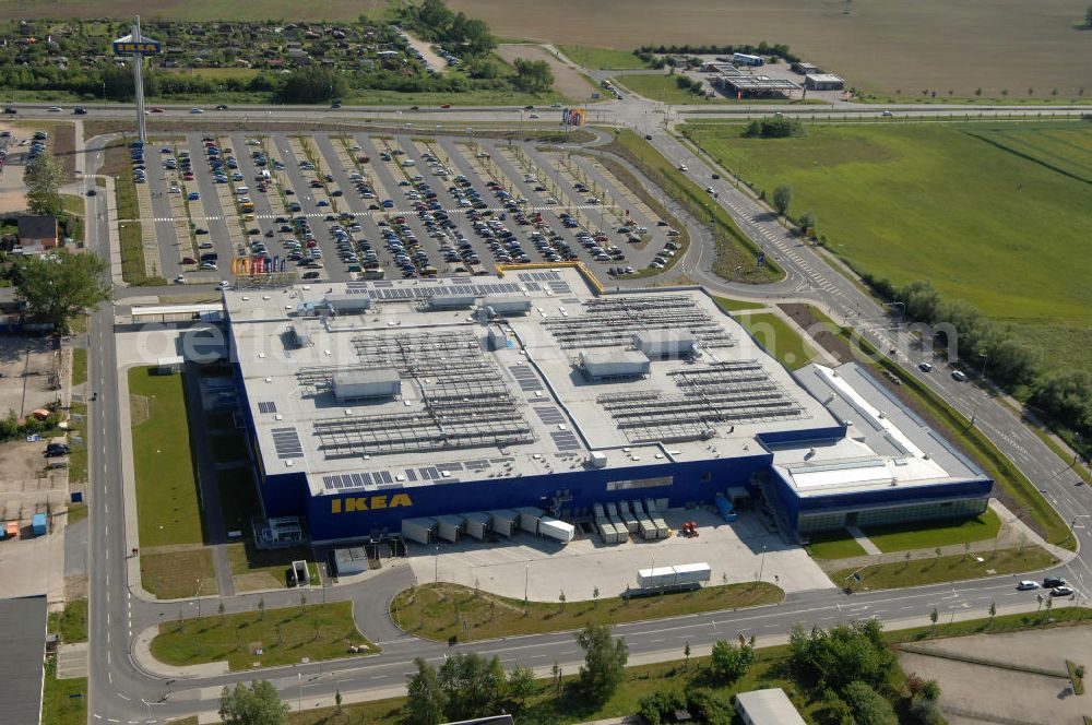 Rostock from above - Blick auf das erste in Mecklenburg-Vorpommern errichtete Einrichtungshaus der IKEA Deutschland GmbH & Co. KG ROSTOCK an der Messestraße 25 in 18069 Rostock. Mittlereile gibt es über 41 weitere Einrichtungshäuser in ganz Deutschland.