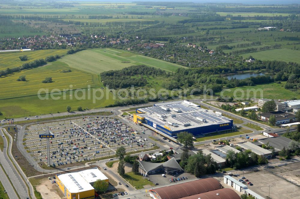 Rostock from above - Blick auf das erste in Mecklenburg-Vorpommern errichtete Einrichtungshaus der IKEA Deutschland GmbH & Co. KG ROSTOCK an der Messestraße 25 in 18069 Rostock. Mittlereile gibt es über 41 weitere Einrichtungshäuser in ganz Deutschland.