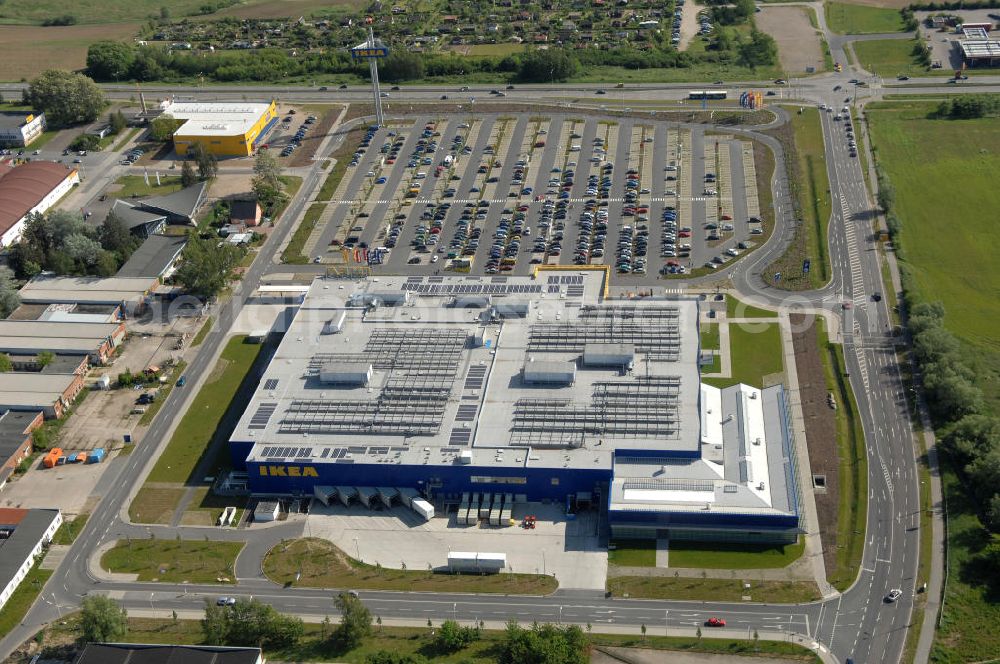 Rostock from above - Blick auf das erste in Mecklenburg-Vorpommern errichtete Einrichtungshaus der IKEA Deutschland GmbH & Co. KG ROSTOCK an der Messestraße 25 in 18069 Rostock. Mittlereile gibt es über 41 weitere Einrichtungshäuser in ganz Deutschland.