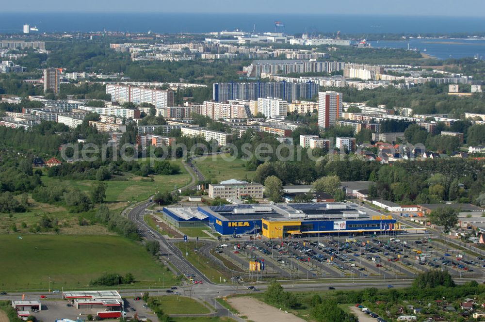 Rostock from above - Blick auf das erste in Mecklenburg-Vorpommern errichtete Einrichtungshaus der IKEA Deutschland GmbH & Co. KG ROSTOCK an der Messestraße 25 in 18069 Rostock. Mittlereile gibt es über 41 weitere Einrichtungshäuser in ganz Deutschland.