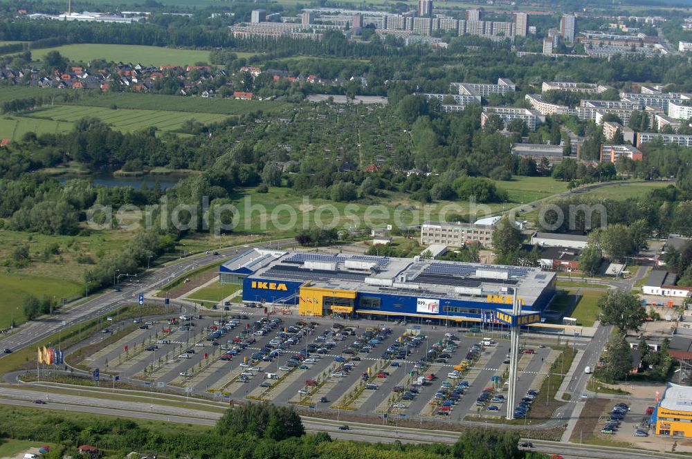 Rostock from above - Blick auf das erste in Mecklenburg-Vorpommern errichtete Einrichtungshaus der IKEA Deutschland GmbH & Co. KG ROSTOCK an der Messestraße 25 in 18069 Rostock. Mittlereile gibt es über 41 weitere Einrichtungshäuser in ganz Deutschland.