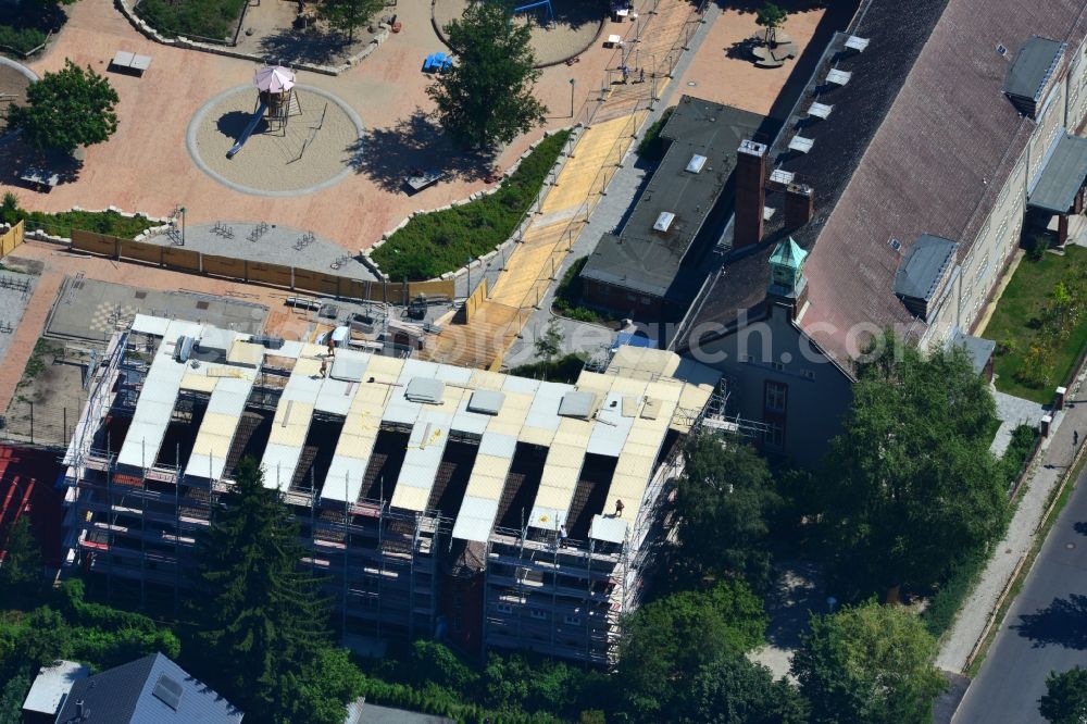 Berlin Kaulsdorf from above - Renovation work on the roof of the sports hall of the primary school at the ulmenstrasse in Kaulsdorf in Berlin